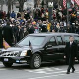 2005 rollt der frisch eingeführte Präsident George W. Bush in einem neuen DTS Cadillac durch die Straßen von Washington