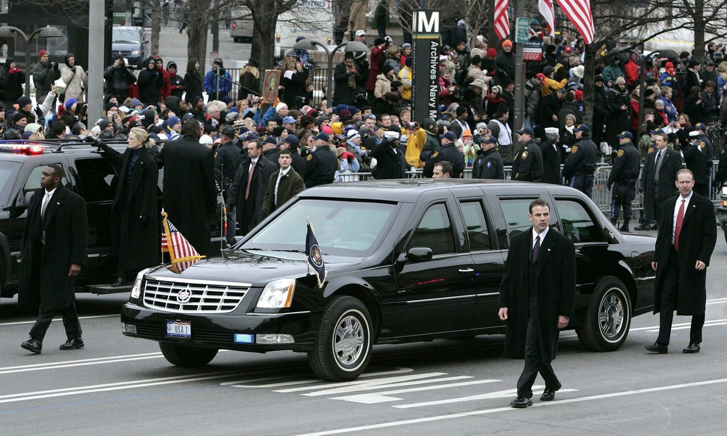 Ein Cadillac für die Ewigkeit 2005 rollt der frisch eingeführte Präsident George W. Bush in einem neuen DTS Cadillac durch die Straßen von Washington