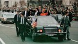 Ronald Reagan (l.) und die First Lady Nancy Reagan winken bei einer Parade