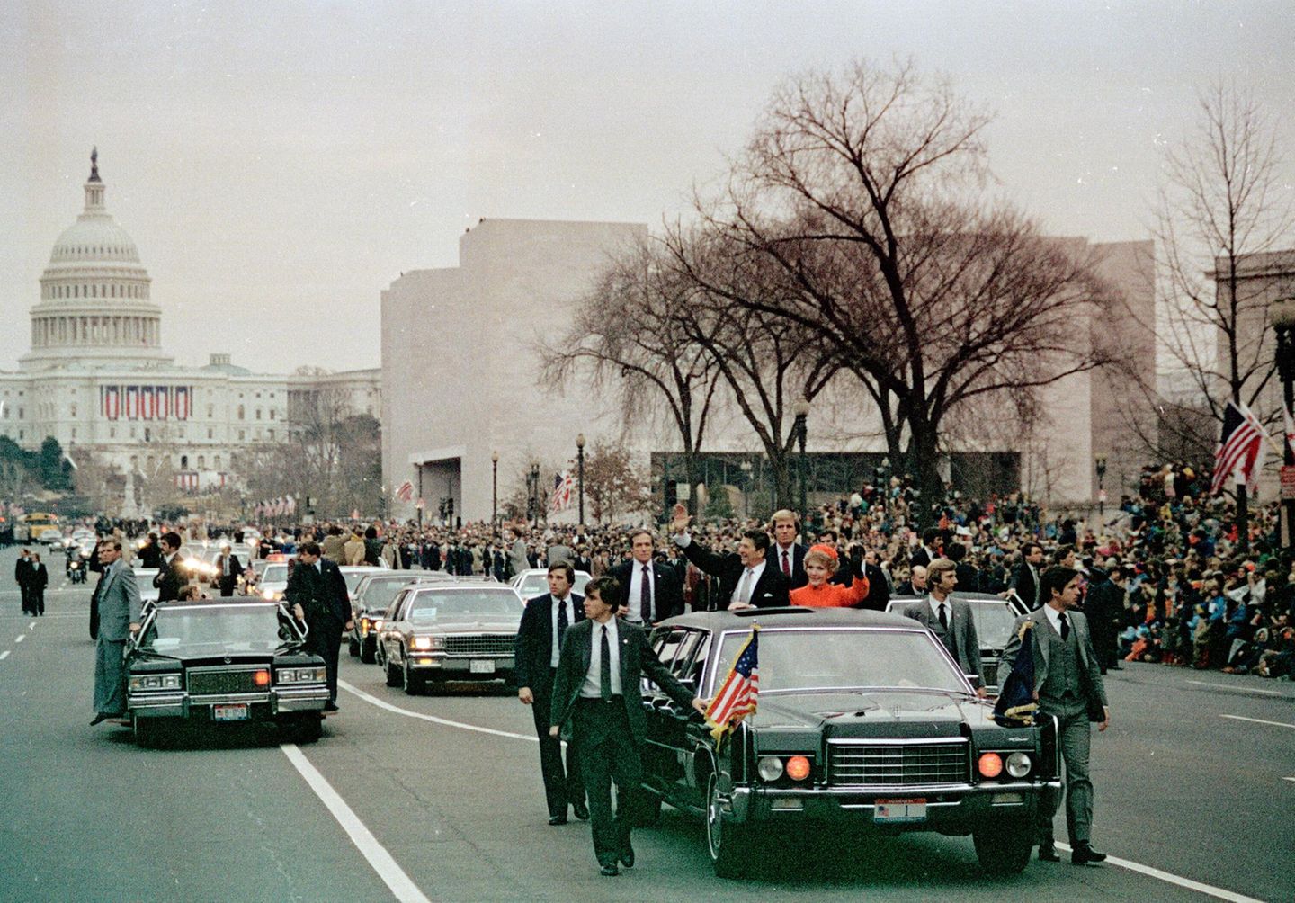 Vom Attentats- zum Parade-Wagen Ronald Reagan (l.) und die First Lady Nancy Reagan winken bei einer Parade