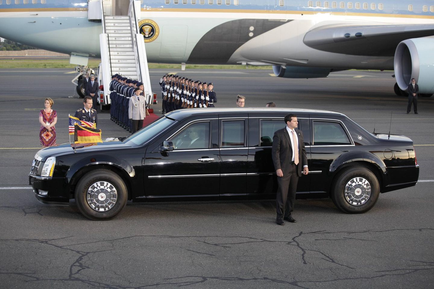 Das "technologisch fortschrittlichste Schutzfahrzeug der Welt" Am Flughafen in Berlin Tegel wartet Barack Obamas DTS Cadillac auf den US-Präsidenten