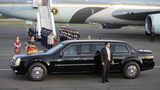 Am Flughafen in Berlin Tegel wartet Barack Obamas DTS Cadillac auf den US-Präsidenten