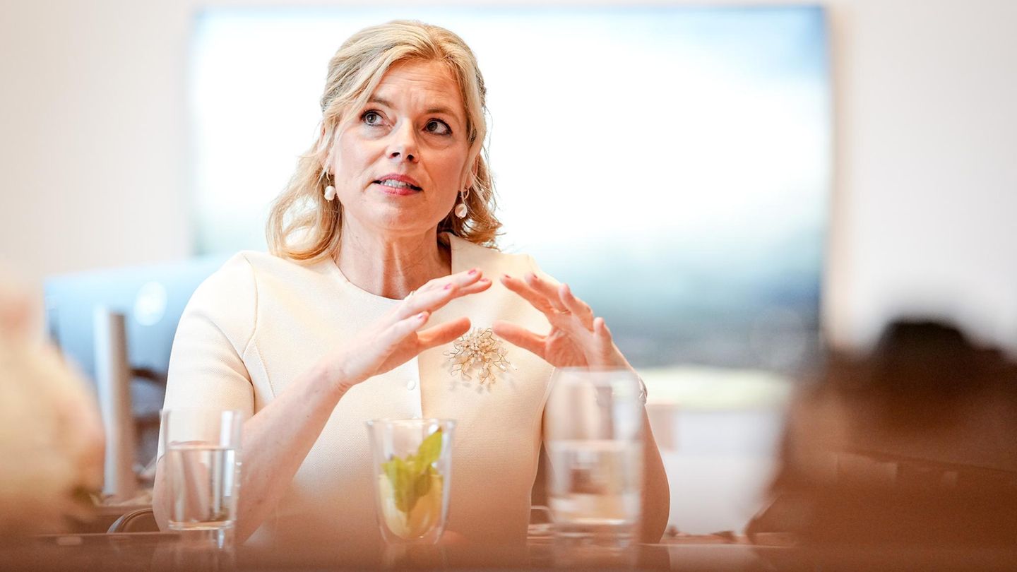 Ein Bild aus angenehmeren Tagen: Julia Klöckner bei Termin im Bundestag