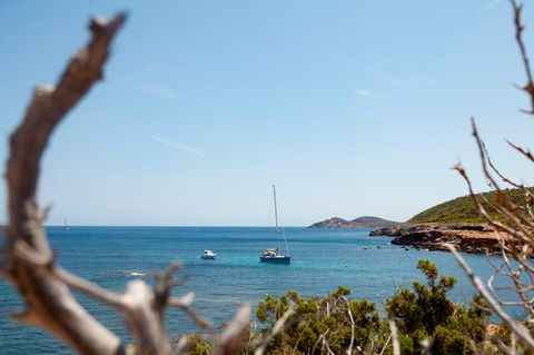 Pou des Lleó – eine kleine, ruhige Bucht im Nordosten Ibizas, umgeben von Fischerhütten und steiniger Küste