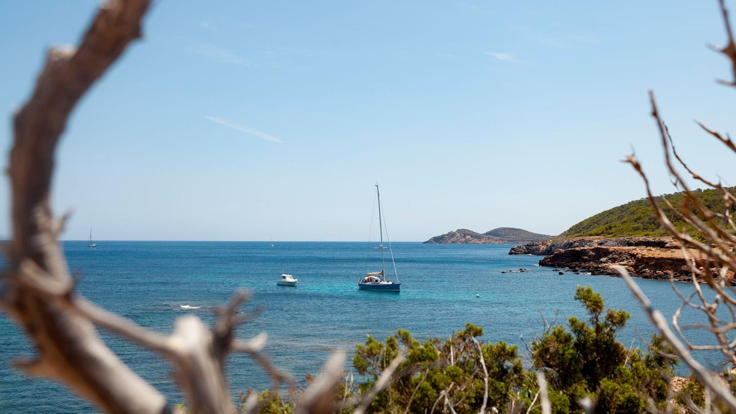 Pou des Lleó – eine kleine, ruhige Bucht im Nordosten Ibizas, umgeben von Fischerhütten und steiniger Küste