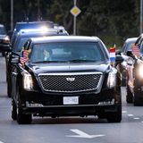 Bombensichere Karosserie gepaart mit Panzerglas: Heute ist das "Beast" oder der "Cadillac One" eines der sichersten nicht militärischen Fahrzeuge der Welt. Der seit 2005 immer wieder modifizierte Wagen kutschiert Donald Trump durch die USA und andere Länder. Über die Ausstattung verliert der Secret Service aus Sicherheitsgründen kaum ein Wort, nur so viel: Das Auto soll mit einem Nachtsichtsystem ausgestattet sein, Tränengas abfeuern und einen Ölteppich hinterlassen können und über Elektroschocker an den Türgriffen verfügen. Manchmal dürfen auch Gäste auf der Rückbank der präsidialen Limousine Platz nehmen. Joe Biden saß dort schon mit dem mexikanischen Präsidenten, Barack Obama sogar mit dem damaligen russischen Staatschef Dmitri Medwedew. Donald Trump rollte im "Beast" mit Emmanuel Macron durch Paris und mit Japans Ex-Premier Shinzo Abe zu seinem Golfresort in Florida. Beim Gipfeltreffen mit Putin in Alaska durfte der Kremlherrscher ebenfalls auf der Rückbank Platz nehmen – vor dem Hintergrund des Ukrainekrieges sorgte diese Einladung für Verwunderung und Schlagzeilen