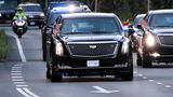Bombensichere Karosserie gepaart mit Panzerglas: Heute ist das "Beast" oder der "Cadillac One" eines der sichersten nicht militärischen Fahrzeuge der Welt. Der seit 2005 immer wieder modifizierte Wagen kutschiert Donald Trump durch die USA und andere Länder. Über die Ausstattung verliert der Secret Service aus Sicherheitsgründen kaum ein Wort, nur so viel: Das Auto soll mit einem Nachtsichtsystem ausgestattet sein, Tränengas abfeuern und einen Ölteppich hinterlassen können und über Elektroschocker an den Türgriffen verfügen. Manchmal dürfen auch Gäste auf der Rückbank der präsidialen Limousine Platz nehmen. Joe Biden saß dort schon mit dem mexikanischen Präsidenten, Barack Obama sogar mit dem damaligen russischen Staatschef Dmitri Medwedew. Donald Trump rollte im "Beast" mit Emmanuel Macron durch Paris und mit Japans Ex-Premier Shinzo Abe zu seinem Golfresort in Florida. Beim Gipfeltreffen mit Putin in Alaska durfte der Kremlherrscher ebenfalls auf der Rückbank Platz nehmen – vor dem Hintergrund des Ukrainekrieges sorgte diese Einladung für Verwunderung und Schlagzeilen