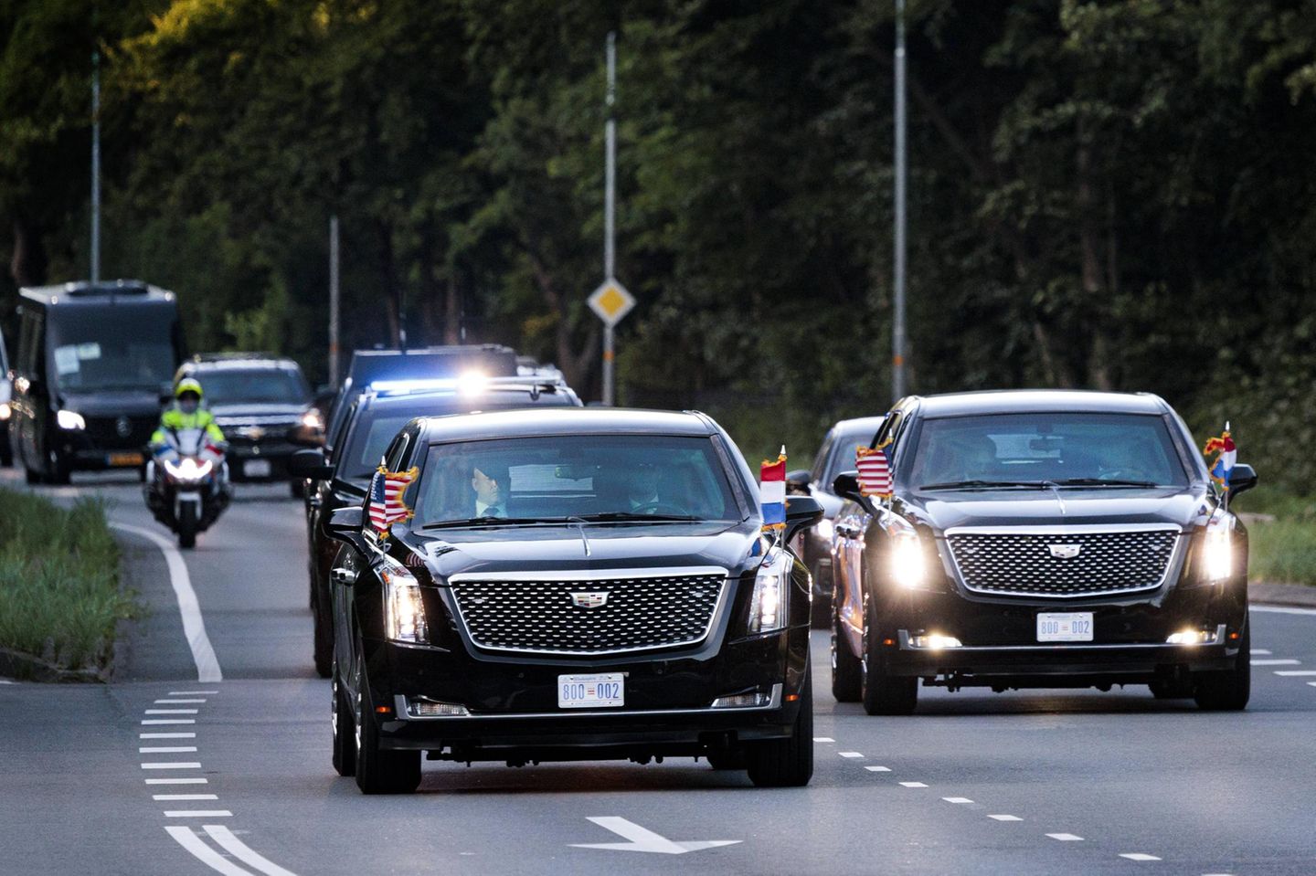 Das Auto mit Platz für Putin Bombensichere Karosserie gepaart mit Panzerglas: Heute ist das "Beast" oder der "Cadillac One" eines der sichersten nicht militärischen Fahrzeuge der Welt. Der seit 2005 immer wieder modifizierte Wagen kutschiert Donald Trump durch die USA und andere Länder. Über die Ausstattung verliert der Secret Service aus Sicherheitsgründen kaum ein Wort, nur so viel: Das Auto soll mit einem Nachtsichtsystem ausgestattet sein, Tränengas abfeuern und einen Ölteppich hinterlassen können und über Elektroschocker an den Türgriffen verfügen. Manchmal dürfen auch Gäste auf der Rückbank der präsidialen Limousine Platz nehmen. Joe Biden saß dort schon mit dem mexikanischen Präsidenten, Barack Obama sogar mit dem damaligen russischen Staatschef Dmitri Medwedew. Donald Trump rollte im "Beast" mit Emmanuel Macron durch Paris und mit Japans Ex-Premier Shinzo Abe zu seinem Golfresort in Florida. Beim Gipfeltreffen mit Putin in Alaska durfte der Kremlherrscher ebenfalls auf der Rückbank Platz nehmen – vor dem Hintergrund des Ukrainekrieges sorgte diese Einladung für Verwunderung und Schlagzeilen
