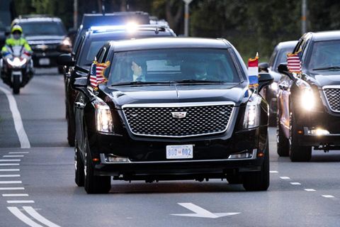 Bombensichere Karosserie gepaart mit Panzerglas: Heute ist das "Beast" oder der "Cadillac One" eines der sichersten nicht militärischen Fahrzeuge der Welt. Der seit 2005 immer wieder modifizierte Wagen kutschiert Donald Trump durch die USA und andere Länder. Über die Ausstattung verliert der Secret Service aus Sicherheitsgründen kaum ein Wort, nur so viel: Das Auto soll mit einem Nachtsichtsystem ausgestattet sein, Tränengas abfeuern und einen Ölteppich hinterlassen können und über Elektroschocker an den Türgriffen verfügen. Manchmal dürfen auch Gäste auf der Rückbank der präsidialen Limousine Platz nehmen. Joe Biden saß dort schon mit dem mexikanischen Präsidenten, Barack Obama sogar mit dem damaligen russischen Staatschef Dmitri Medwedew. Donald Trump rollte im "Beast" mit Emmanuel Macron durch Paris und mit Japans Ex-Premier Shinzo Abe zu seinem Golfresort in Florida. Beim Gipfeltreffen mit Putin in Alaska durfte der Kremlherrscher ebenfalls auf der Rückbank Platz nehmen – vor dem Hintergrund des Ukrainekrieges sorgte diese Einladung für Verwunderung und Schlagzeilen