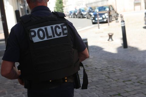 Ein Polizist patrouilliert in Frankreich auf der Straße