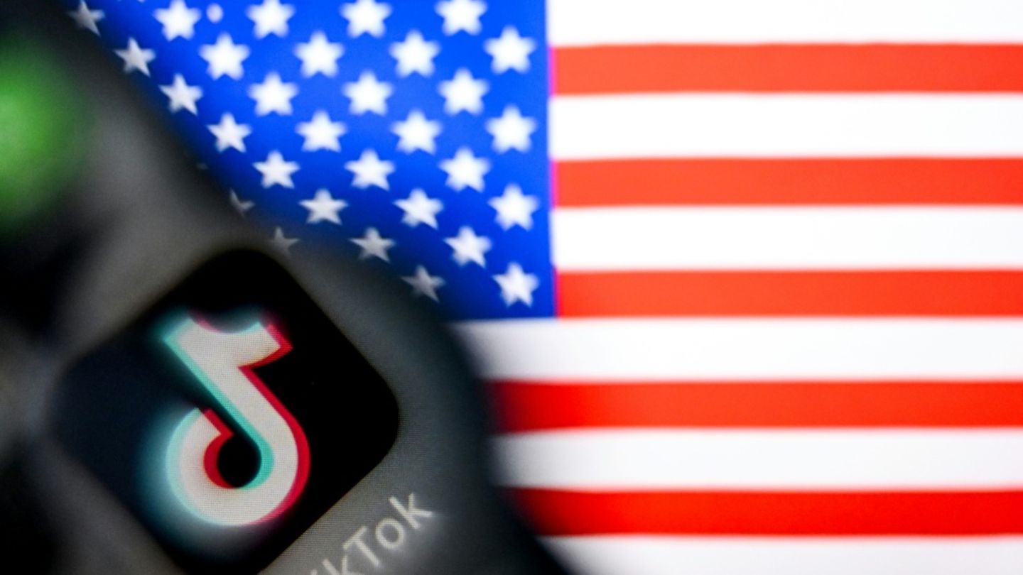 Logo von Tiktok und US-Flagge