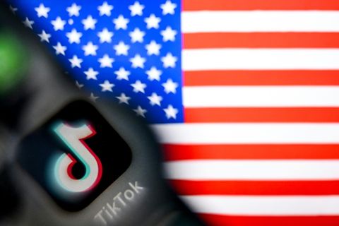 Logo von Tiktok und US-Flagge
