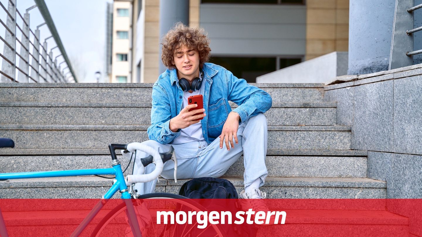 Ein junger Mann sitzt auf einer Treppe und hat Kopfhörer um den Hals: Heute gibt es mit dem Sommerhit den neuen Ohrwurm