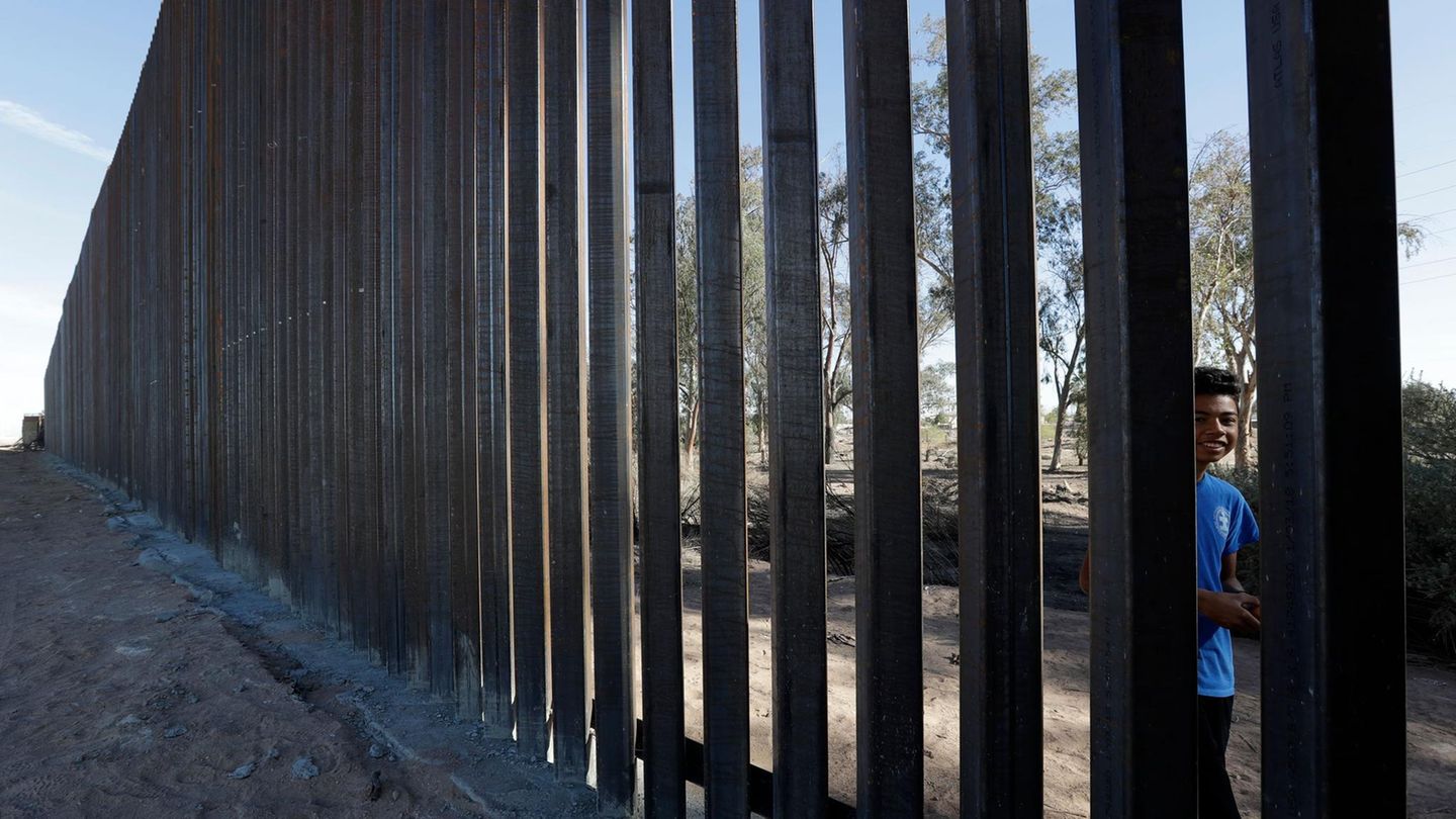 Donald Trump has the border fence deleted to Mexico Black