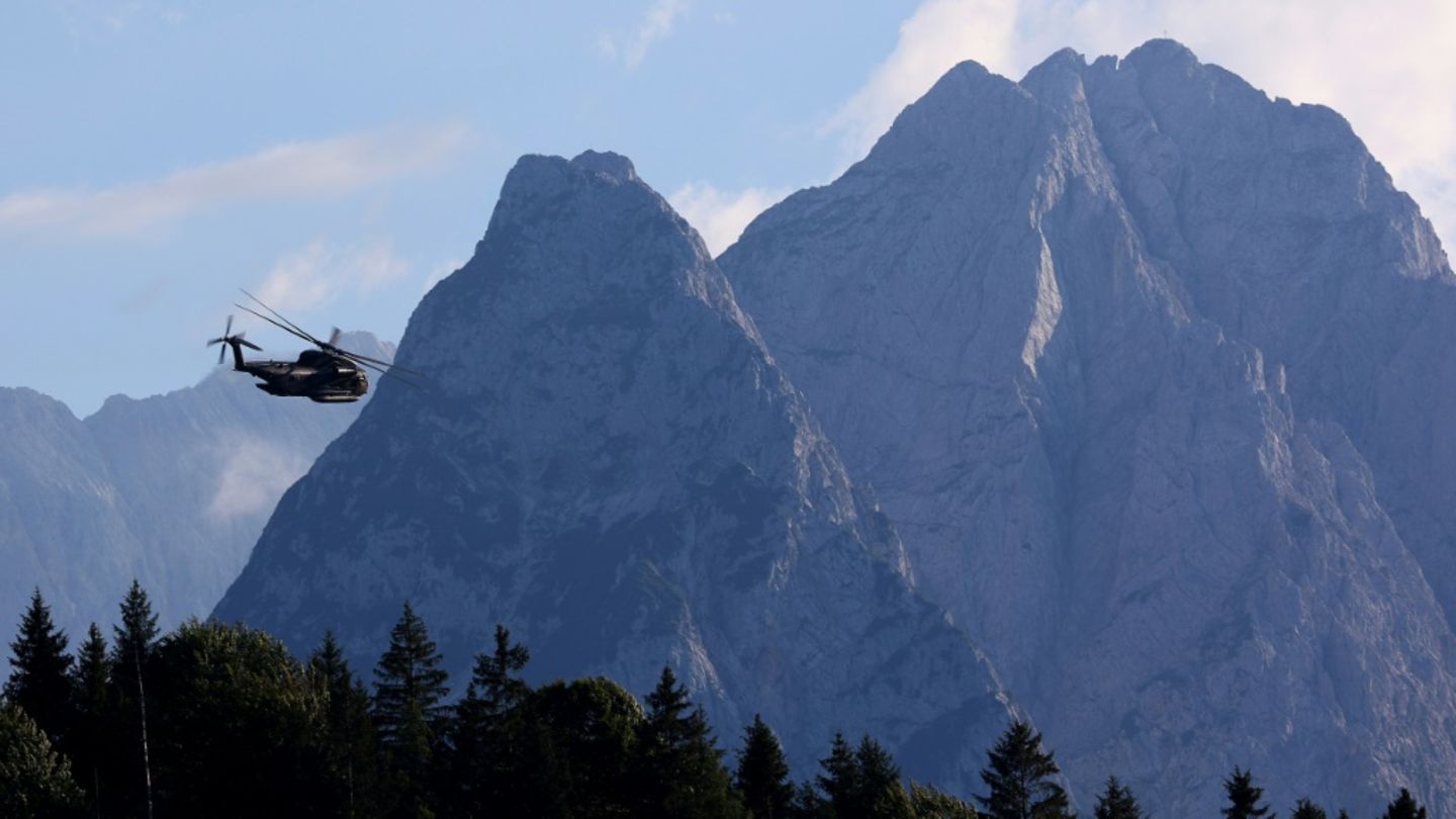 Hubschrauber vor Zugspitze