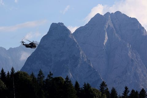 Hubschrauber vor Zugspitze