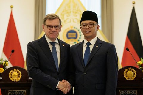Johann Wadephul (links) und Sugiono in Jakarta