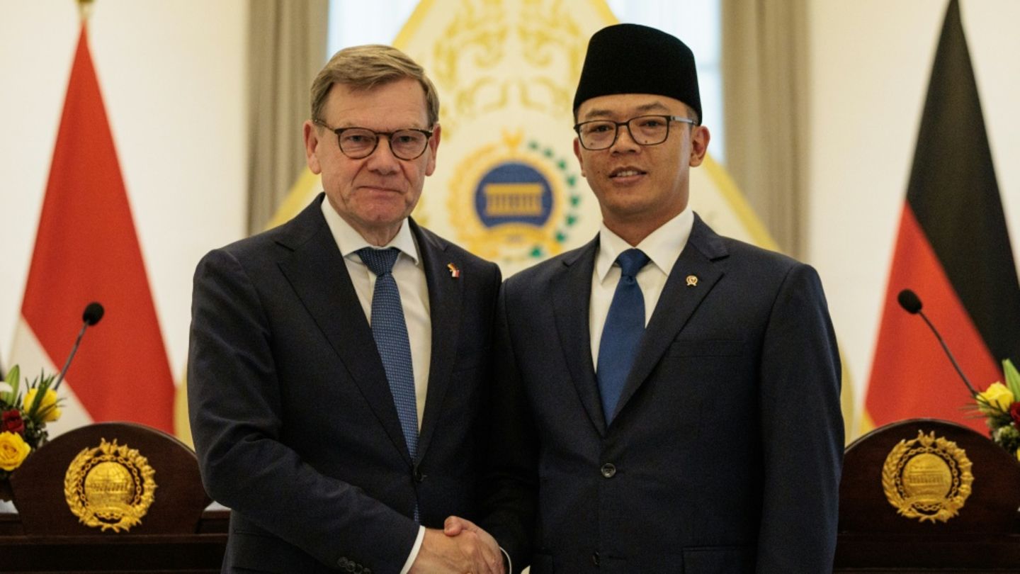 Johann Wadephul (links) und Sugiono in Jakarta