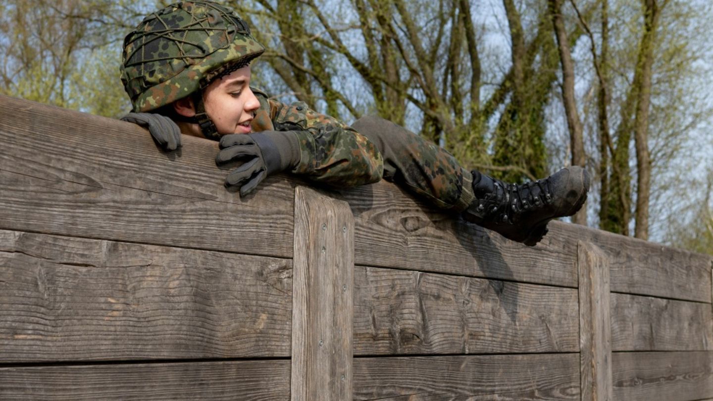 Bundeswehrsoldatin bei Ausbildung
