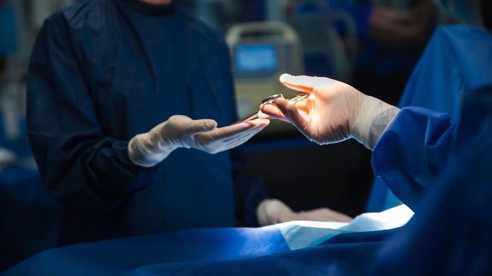 12-jährige Chirurgen-Tochter bohrt Loch in Schädel von Patient