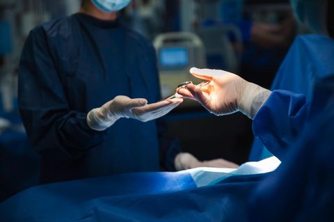 12-jährige Chirurgen-Tochter bohrt Loch in Schädel von Patient
