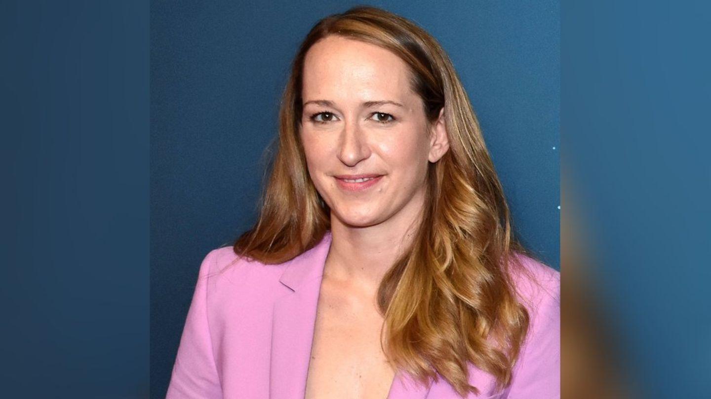 Charlotte Potts: Moderator announces breast cancer diagnosis