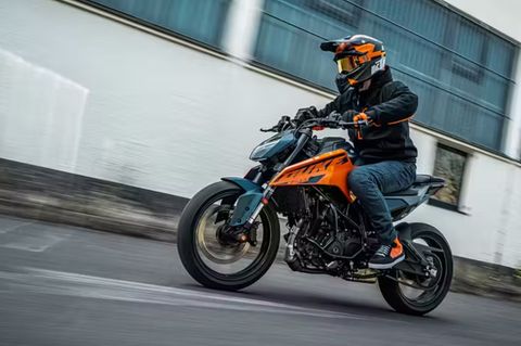 Mit der Erweiterung B196 darf man ein Motorrad wie diese KTM Duke fahren