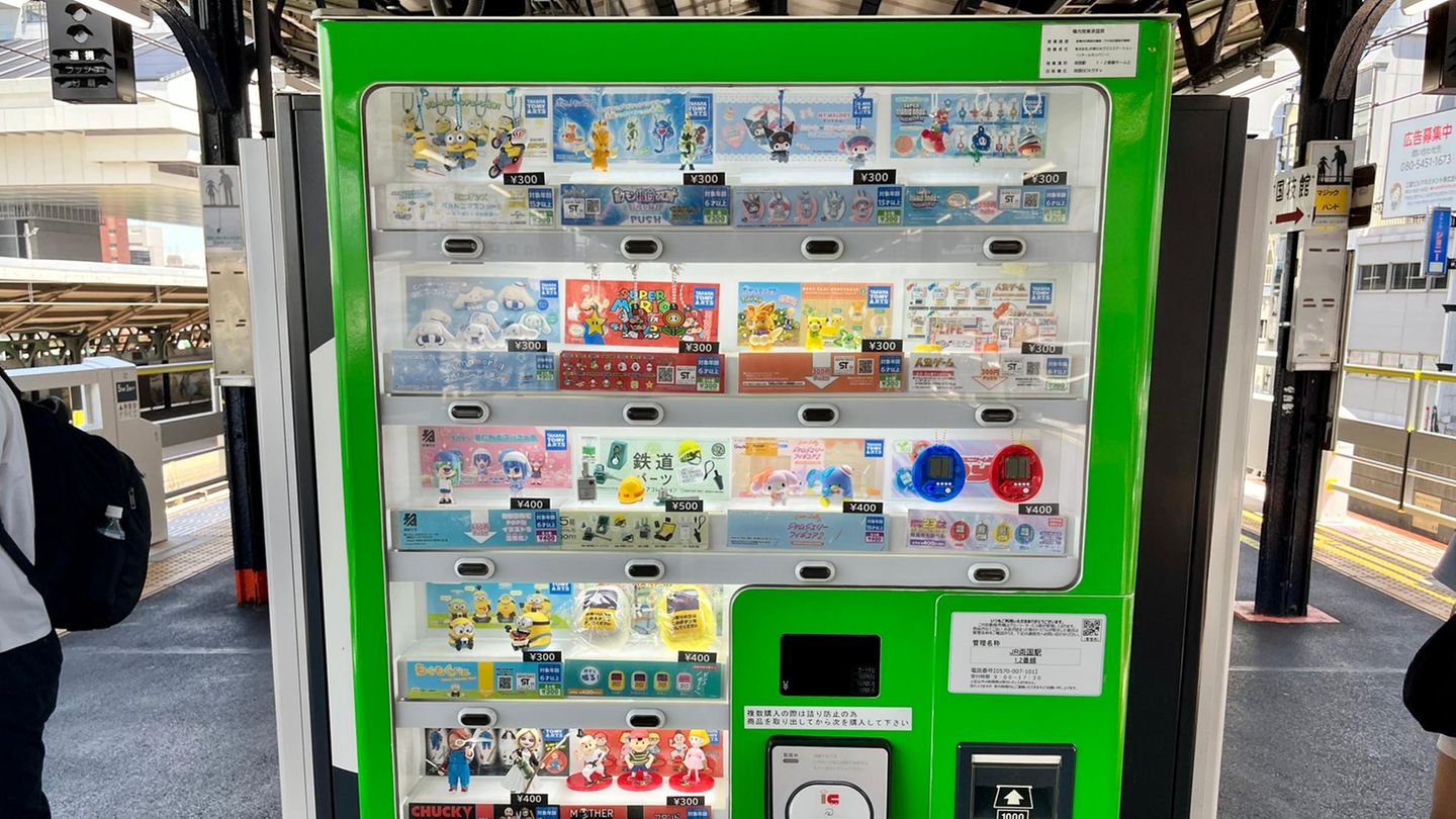 Ein Automat für Spielzeug am Bahnhof Ryogoku