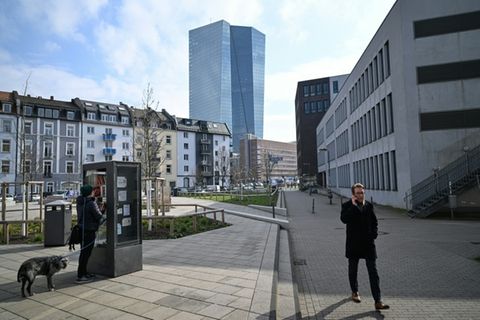 Mann mit Handy in Frankfurt