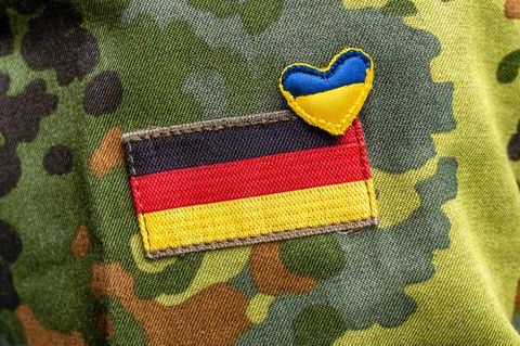 Ein Herz in den Farben der Ukraine ist auf eine Bundeswehruniform genäht
