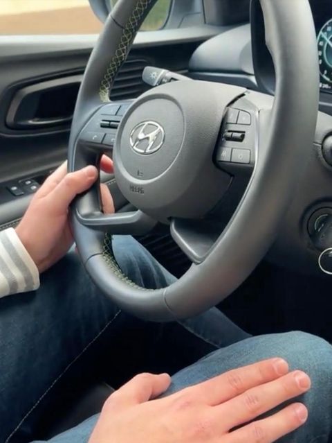 Benjamin sitz am Steuer und fährt das Auto.