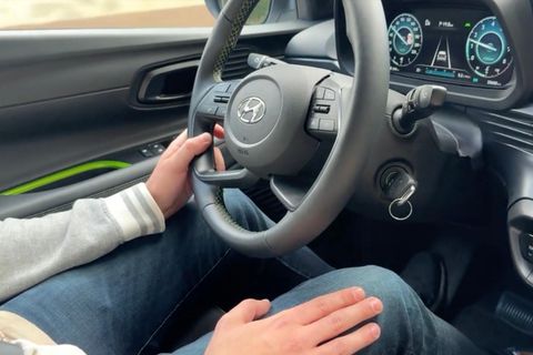 Benjamin sitz am Steuer und fährt das Auto.