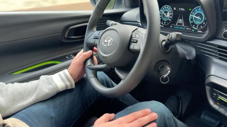 Benjamin sitz am Steuer und fährt das Auto.