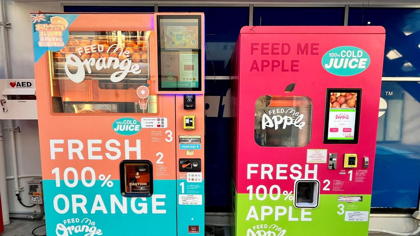 Zwei Automaten für frisch gepressten Orangen- und Apfelsaft in Shibuya