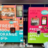 Zwei Automaten für frisch gepressten Orangen- und Apfelsaft in Shibuya