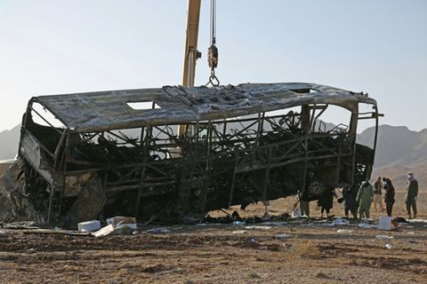 Ausgebrannter Bus nach Unfall in Afghanistan