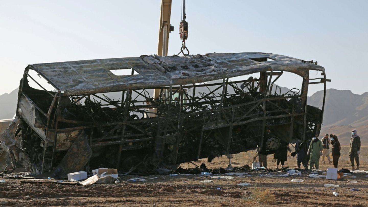Ausgebrannter Bus nach Unfall in Afghanistan