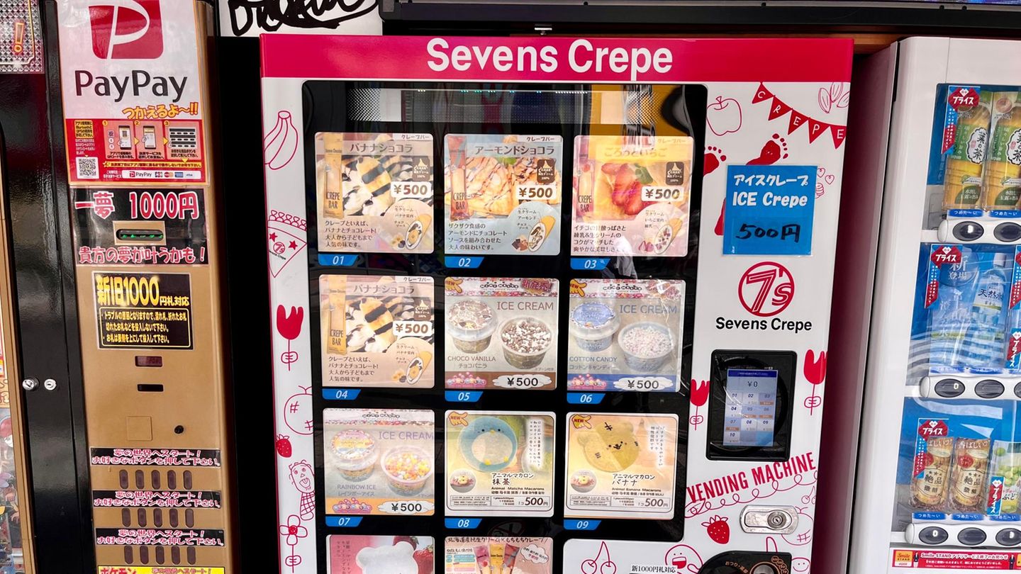 Ein Automat für Crepes, Eiscreme und Macarons in Akihabara