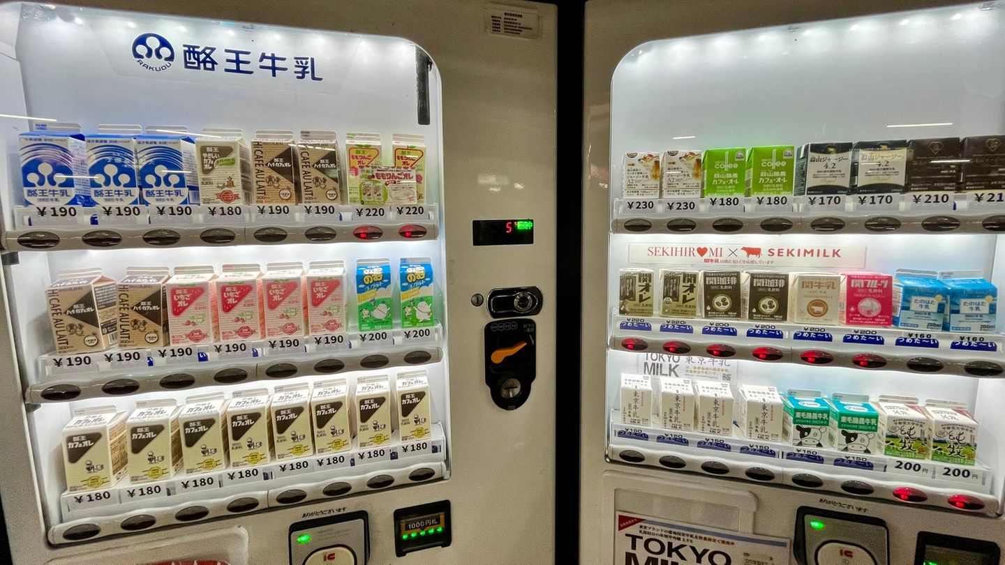 Milch und andere Milchgetränke in zwei Automaten am Bahnhof von Akihabara