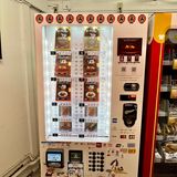 Ein Automat für Fleisch und Würstchen in Chiyoda