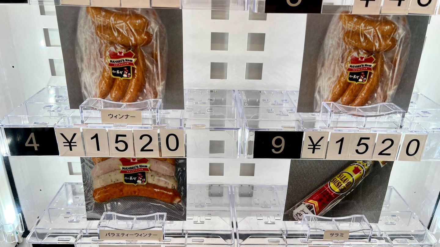 Bilder von Würstchen in einem Automaten in Chiyoda