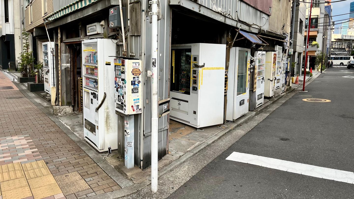 Die Creepy Vending Machine Corner in Chiyoda, Tokio