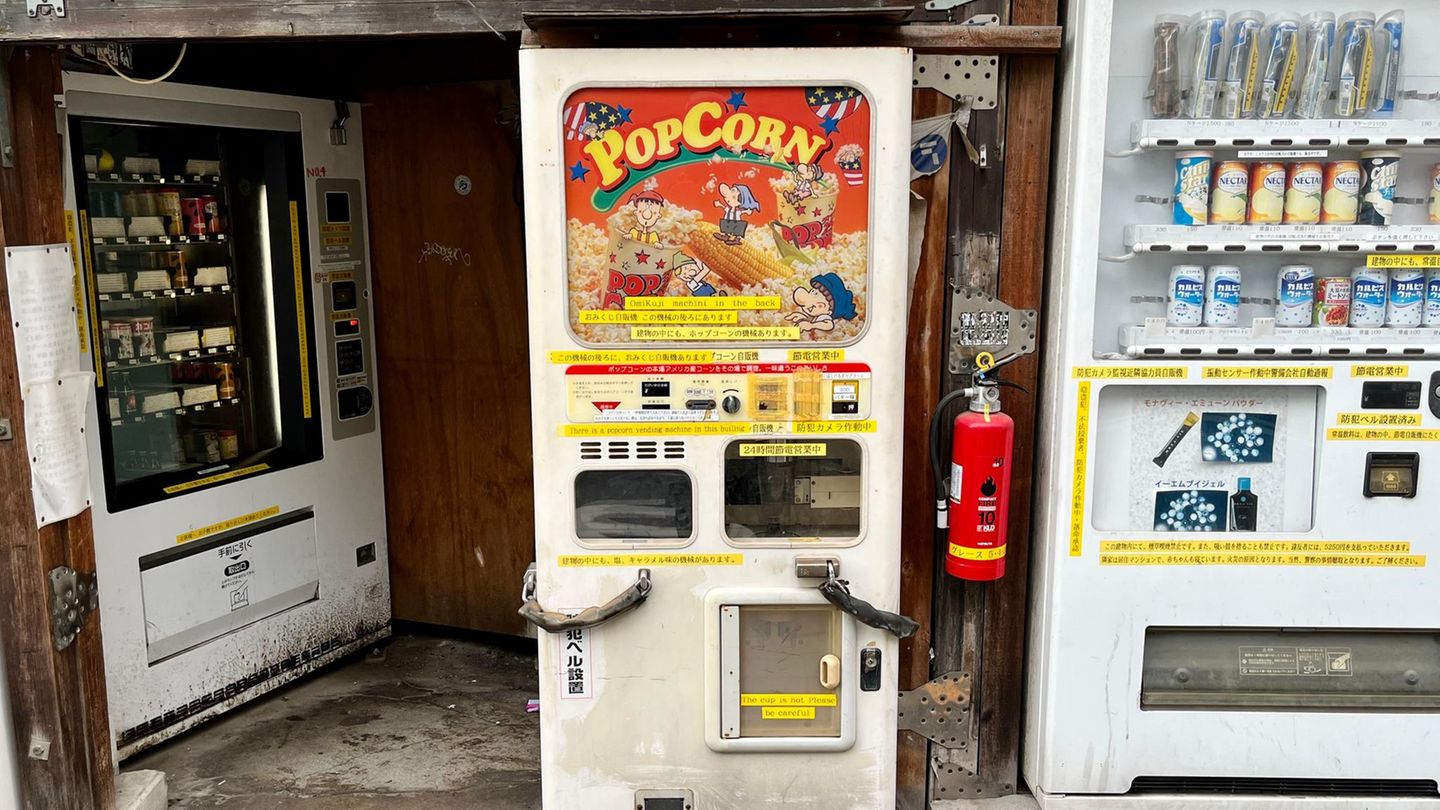 Ein Popcornautomat bei der Creepy Vending Machine Corner in Chiyoda, Tokio