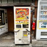 Ein Popcornautomat bei der Creepy Vending Machine Corner in Chiyoda, Tokio