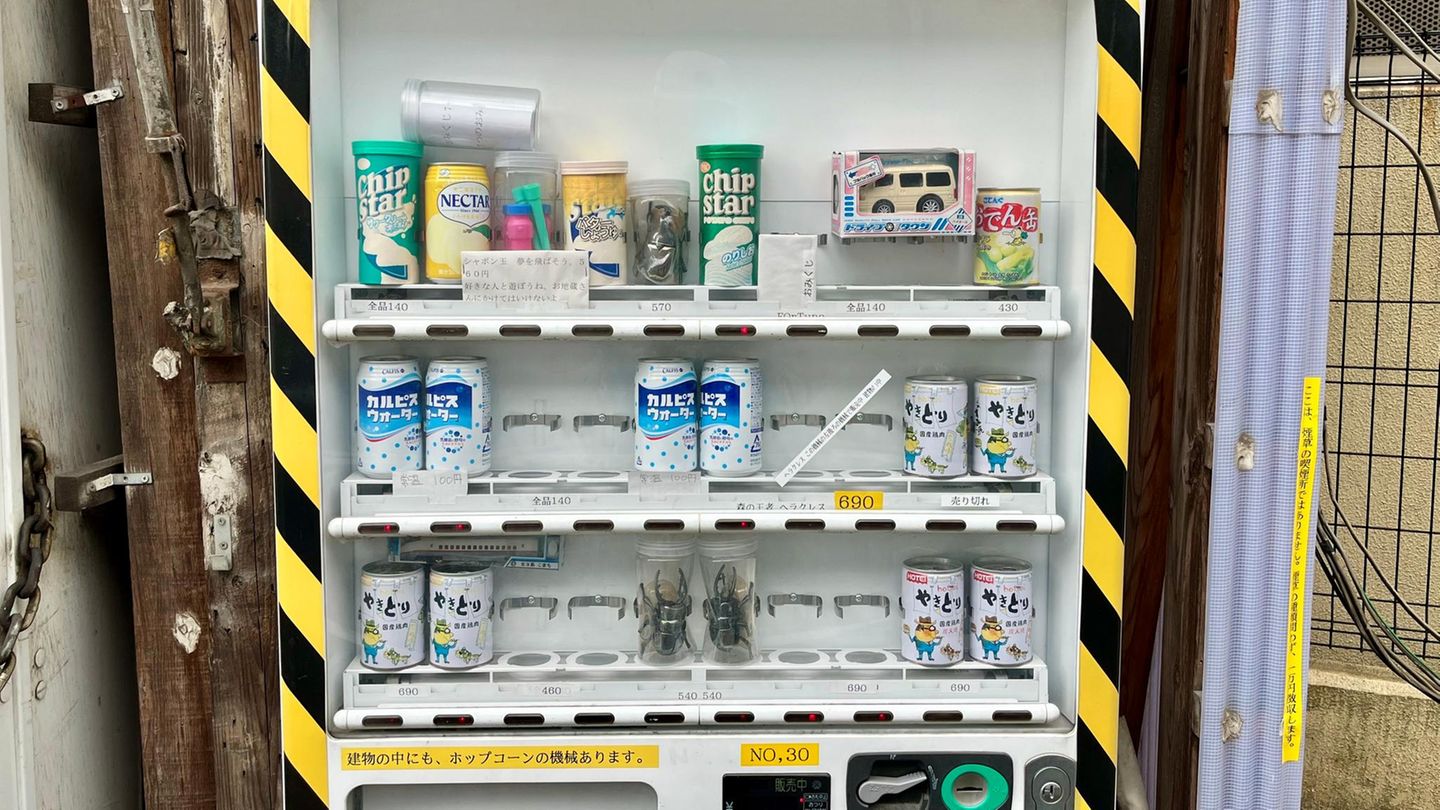 Ein Automat in der Creepy Vending Machine Corner in Chiyoda, Tokio