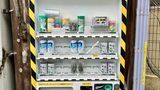 Ein Automat in der Creepy Vending Machine Corner in Chiyoda, Tokio