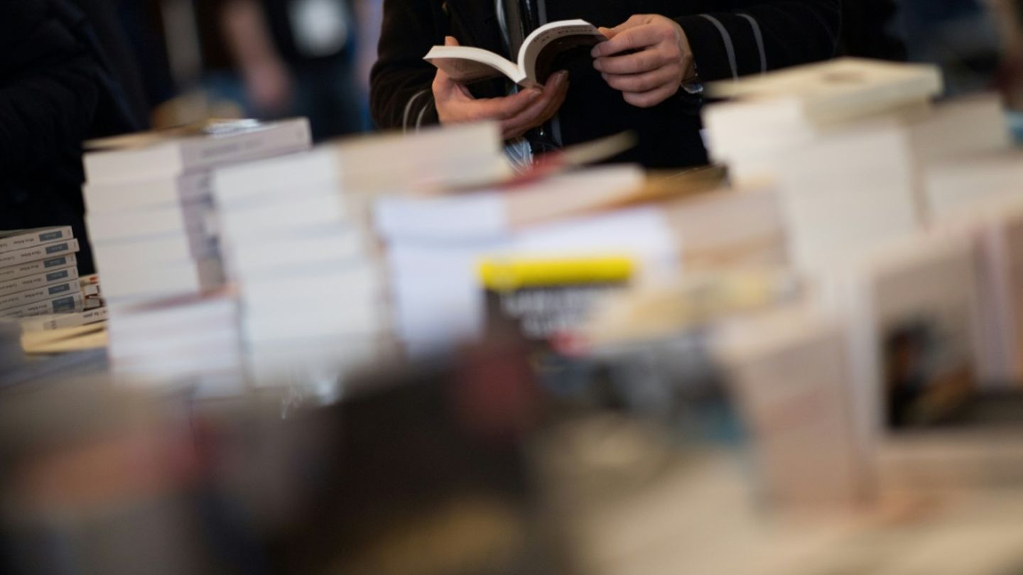 Ein Mann blättert in einem Buch