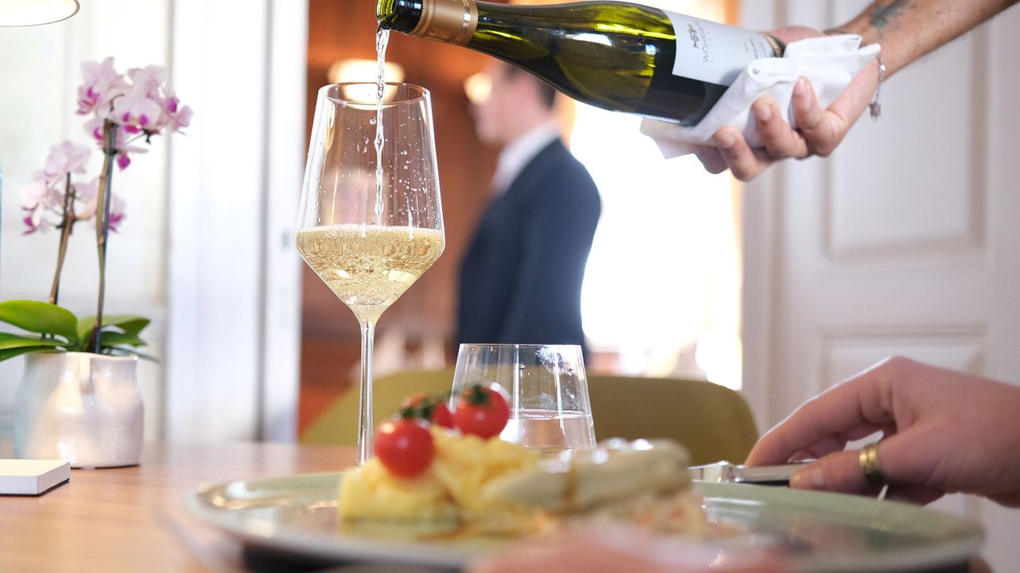Half-annual balance: Ailed hospitality industry: No money for schnitzel discount?