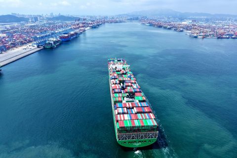 Containerschiff am ostchinesischen Hafen von Qingdao
