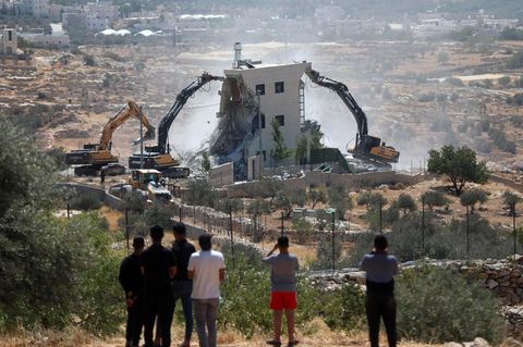 Israelische Bagger reißen ein palästinensisches Haus im südlichen Westjordanland ab
